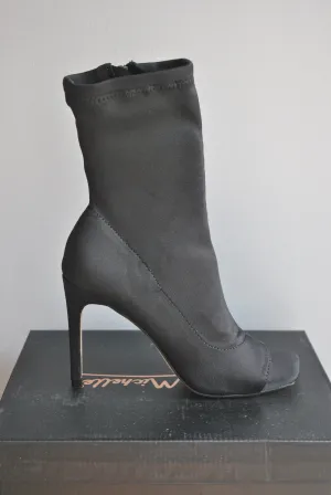 BLACK ELASTIC MATERIAL FIT BOOTIES