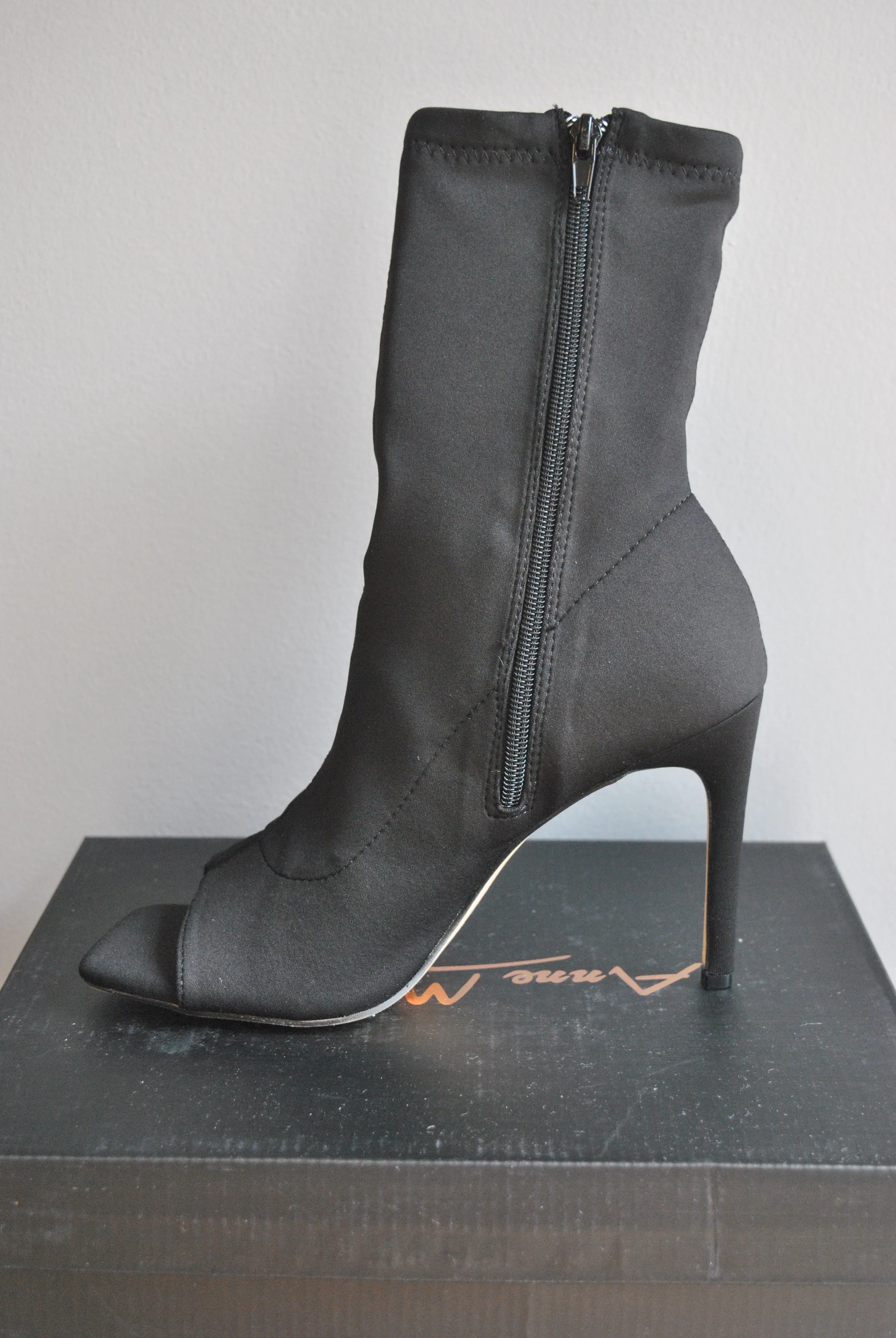 BLACK ELASTIC MATERIAL FIT BOOTIES