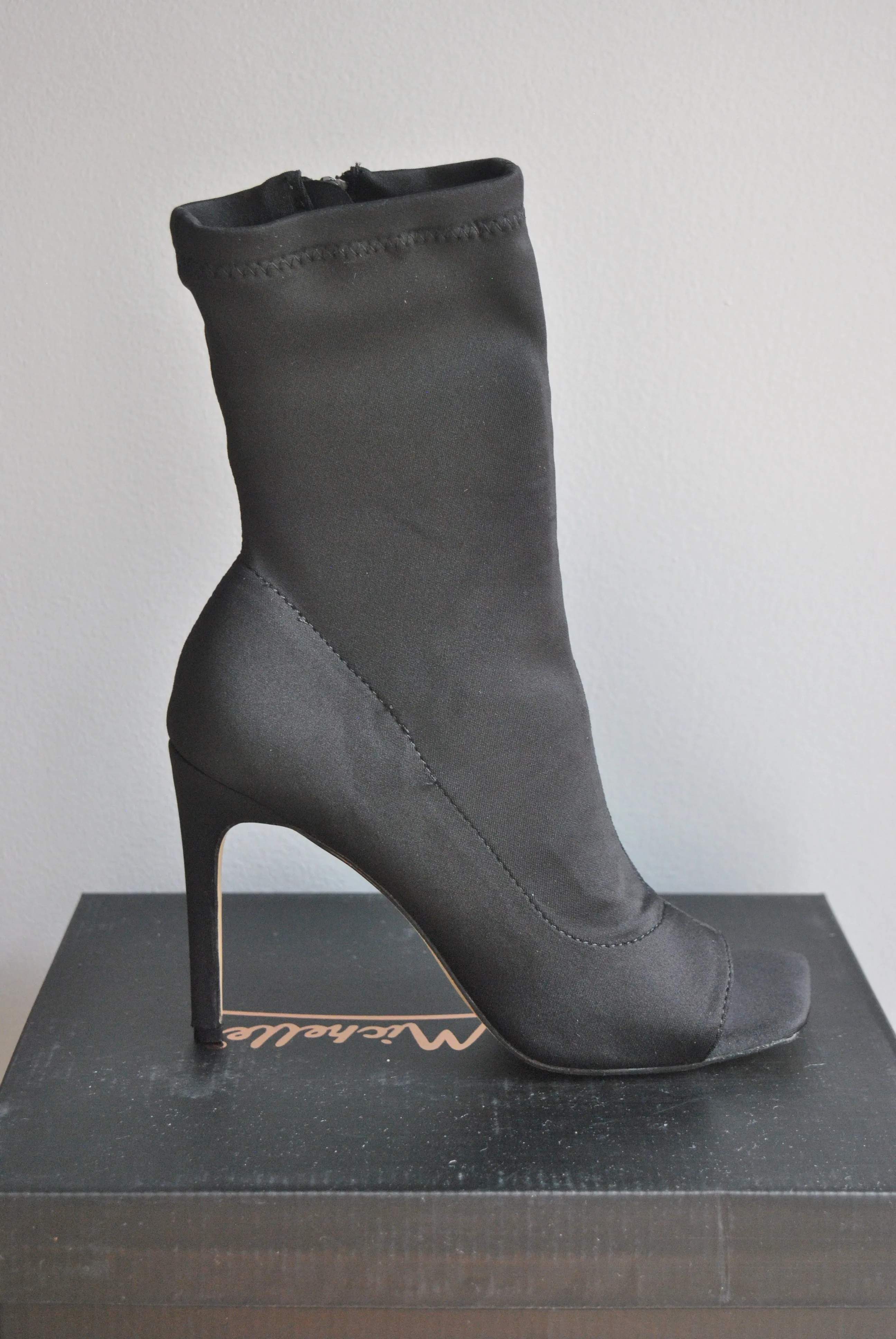 BLACK ELASTIC MATERIAL FIT BOOTIES