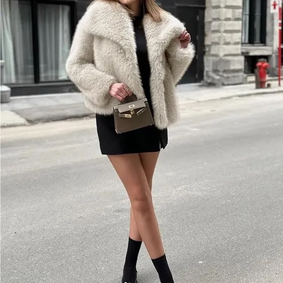 Fabric: Faux fur coat for women. Warm and chunky to wear.New size Large