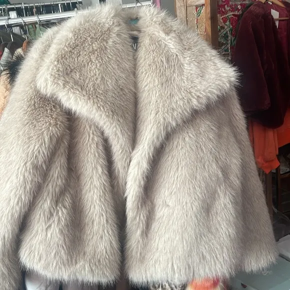 Fabric: Faux fur coat for women. Warm and chunky to wear.New size Large