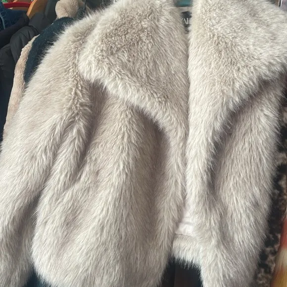 Fabric: Faux fur coat for women. Warm and chunky to wear.New size Large