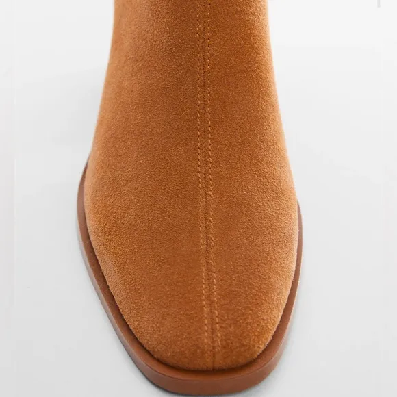 Heel suede ankle boot