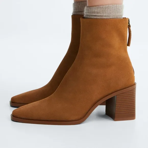 Heel suede ankle boot