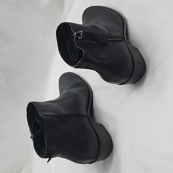 🐨LUCKY BRAND🐨BRANDRE🐨LEATHER  SOFT ALMOND-TOE STACKED HEEL  LADIES 9 NWOB🐨
