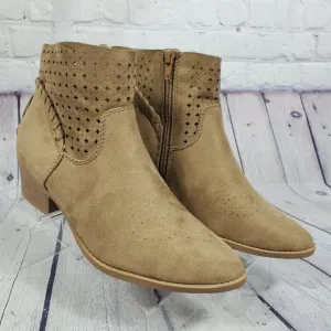 Soda Women's Size 7.5 Brown Suede Booties