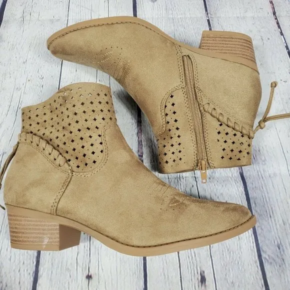 Soda Women's Size 7.5 Brown Suede Booties