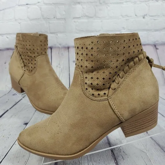 Soda Women's Size 7.5 Brown Suede Booties