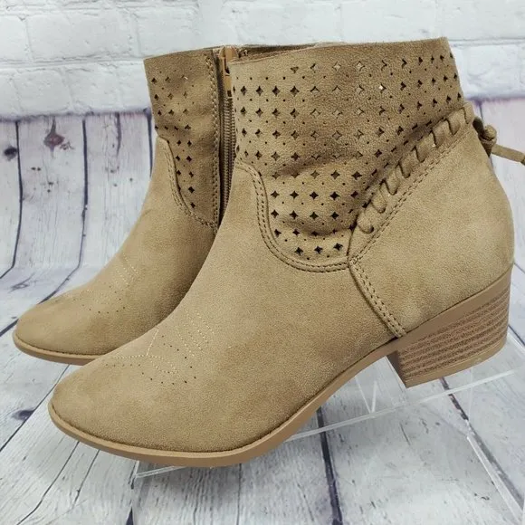 Soda Women's Size 7.5 Brown Suede Booties