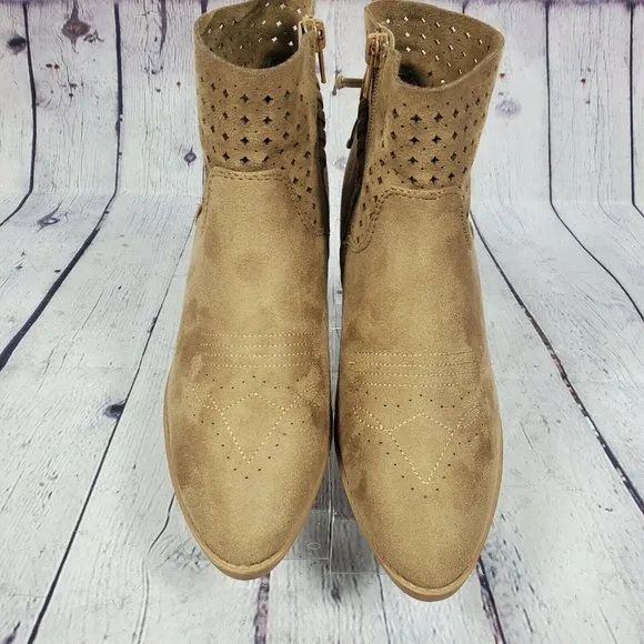 Soda Women's Size 7.5 Brown Suede Booties