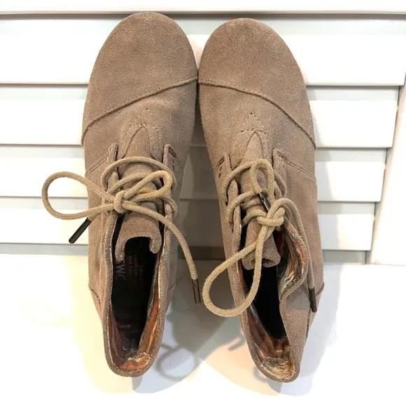 TOMS | Taupe Desert Wedge Suede Booties