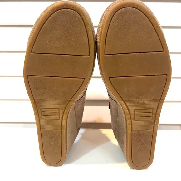 TOMS | Taupe Desert Wedge Suede Booties